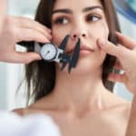 Ragazza che effettua visita di controllo post operazione al naso