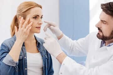 ragazza che si fa una visita prima di effettuare un intervento di lifting facciale